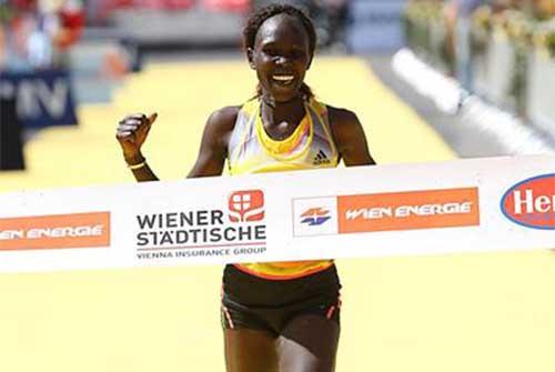 A queniana Flomena Cheyet ficou com a vitória entre as mulheres / Foto: Giancarlo Colombo/Iaaf
